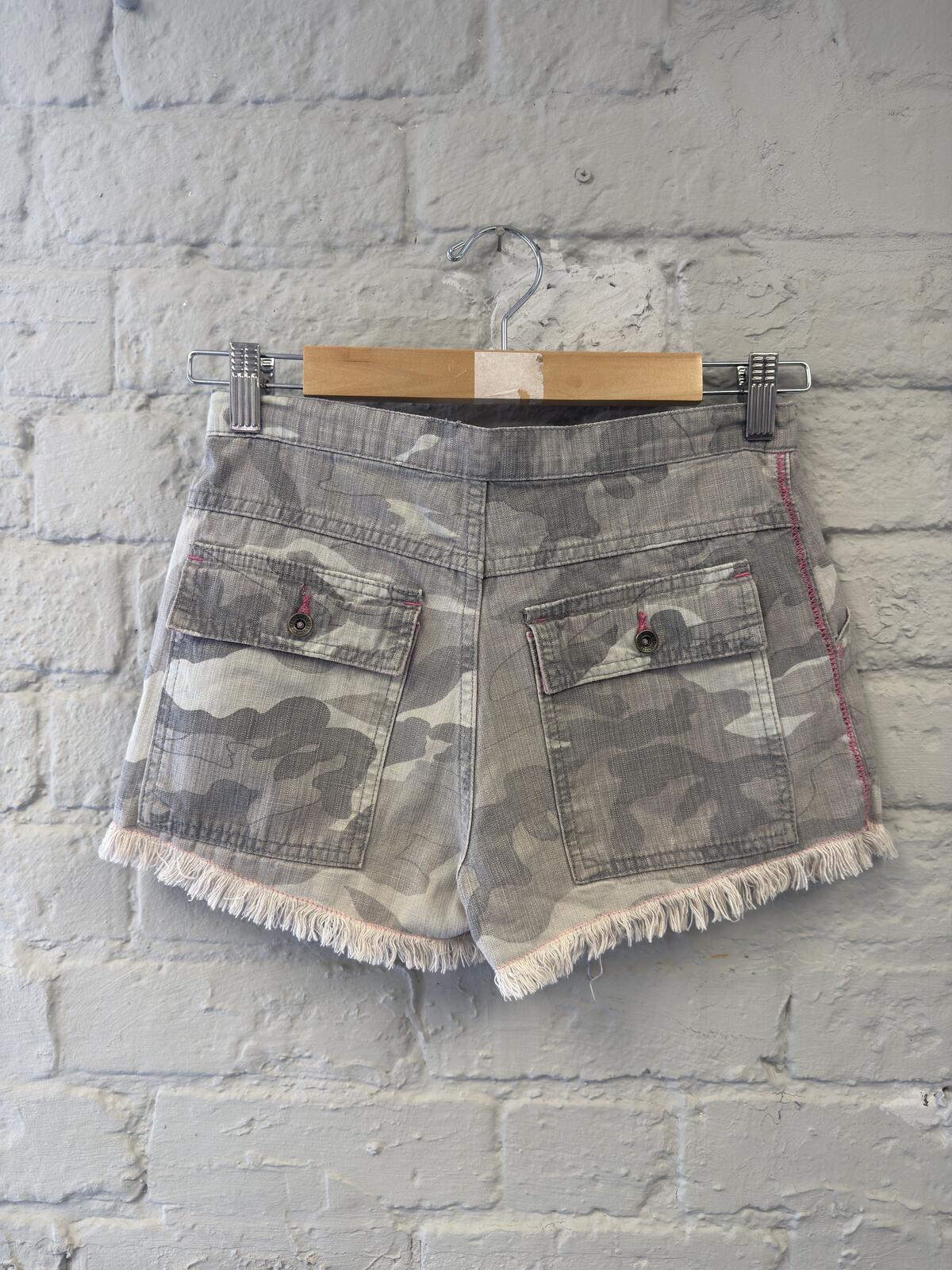 Camouflage denim fray hem shorts