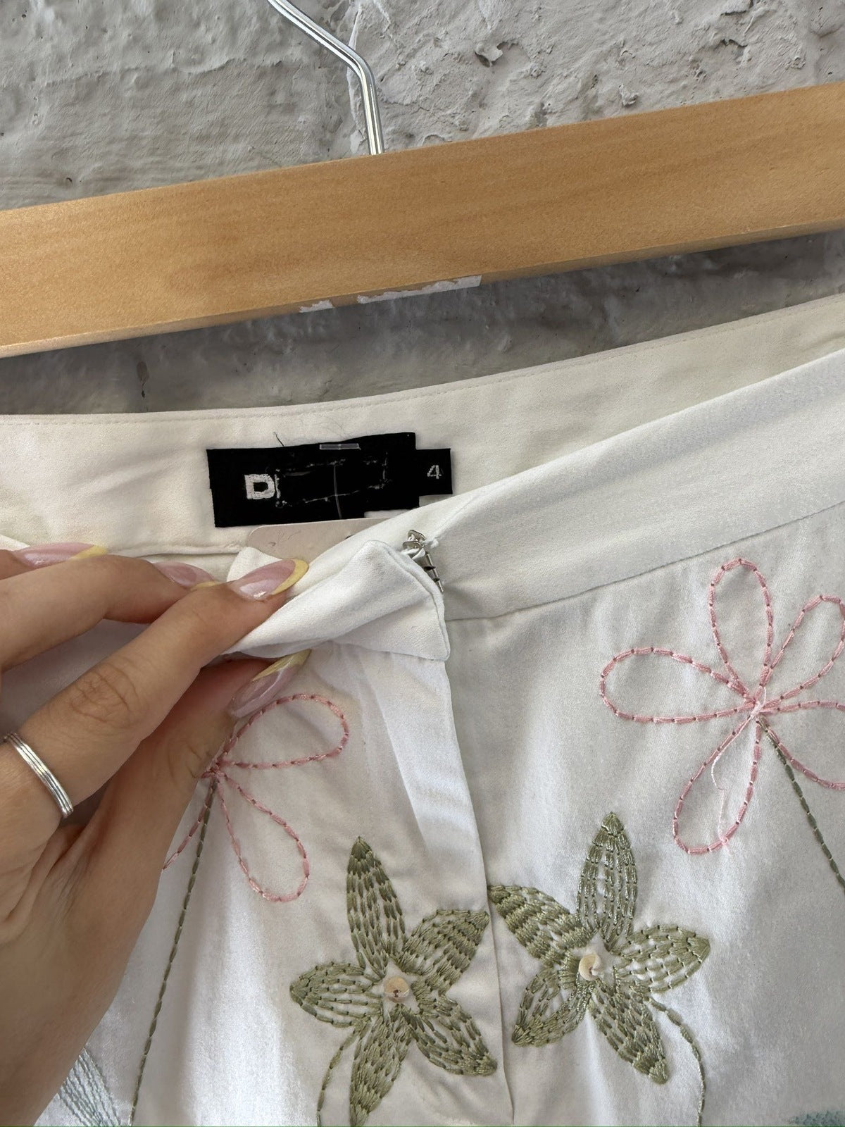 DKNY White Floral Embroidered Capris