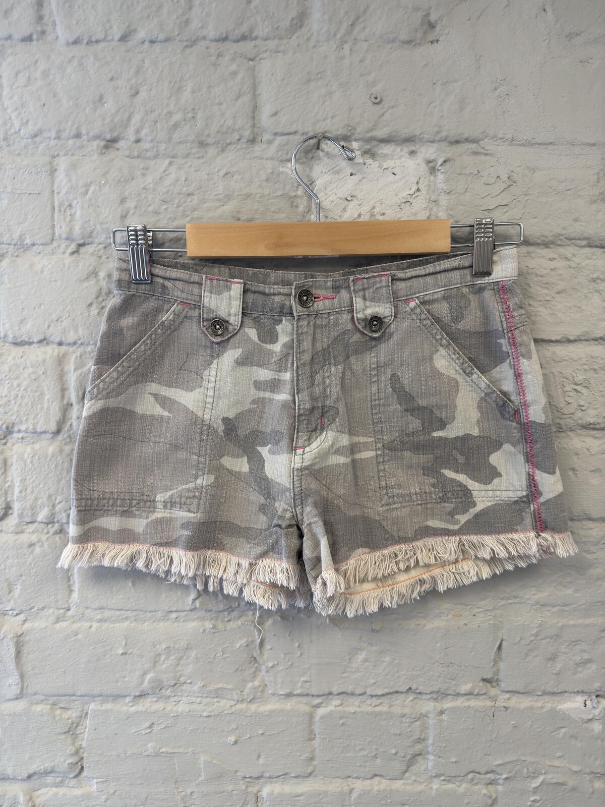 Camouflage denim fray hem shorts