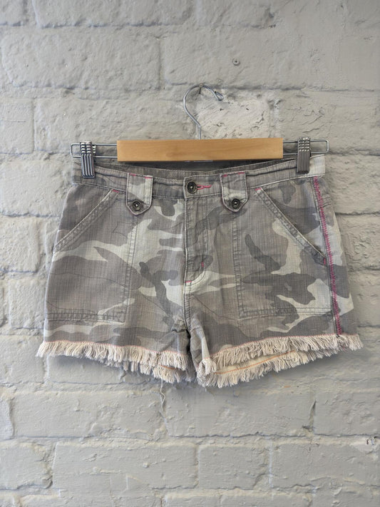 Camouflage denim fray hem shorts