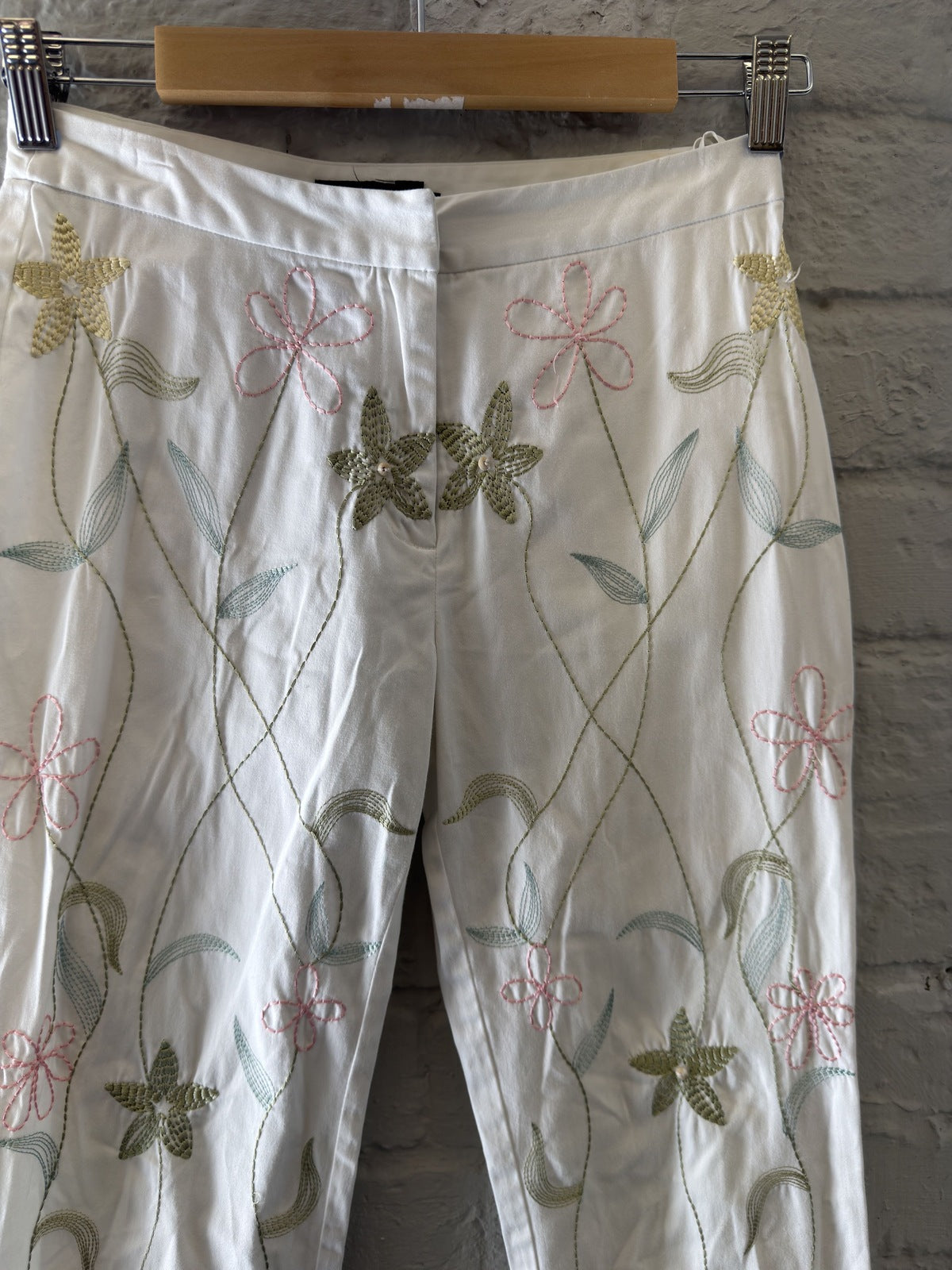 DKNY White Floral Embroidered Capris