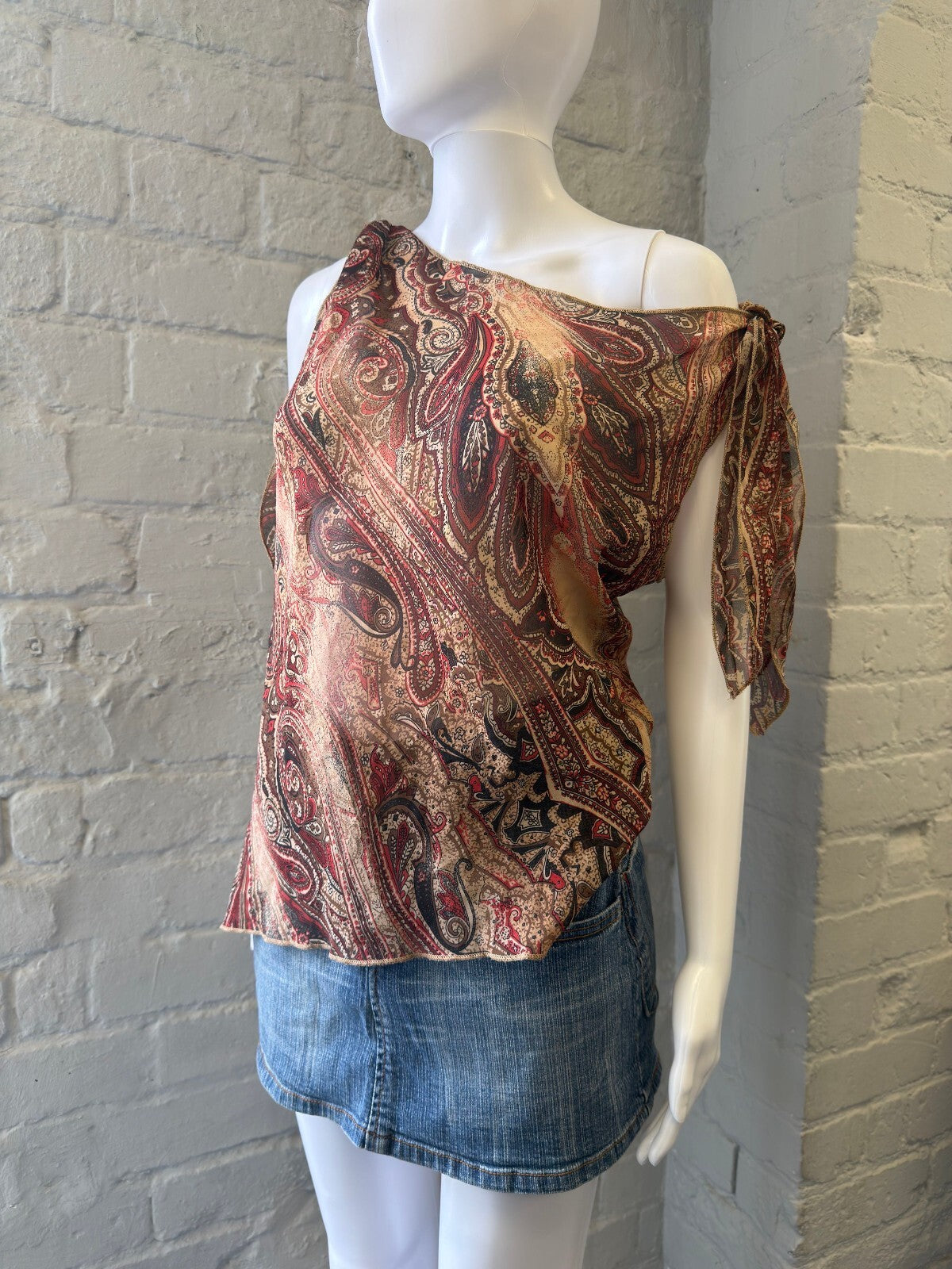 Asymmetric One-Shoulder Paisley Print Top
